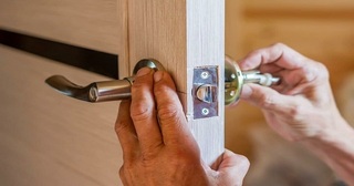 Установка и замена дверной ручки в Устях-Джегуте от 273 руб. – Мастер24, монтаж фурнитуры, недорого
